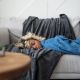 Müde und erschöpfte Frau mit Burn Out auf dem Sofa liegend